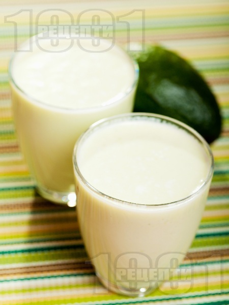 Смути с авокадо, прясно мляко и мед - снимка на рецептата